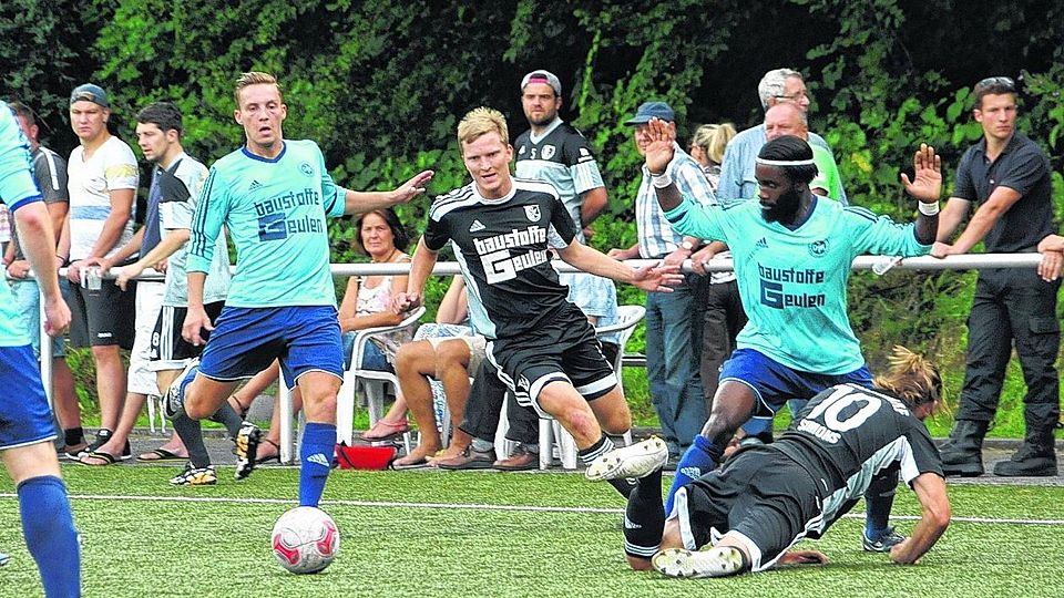 Im ersten Spiel des Abends bezwingt die Arminia (in blauen Trikots spielend) die Mannschaft des Lokalrivalen SV Eilendorf mit 1:0.Foto: Kurt Bauer