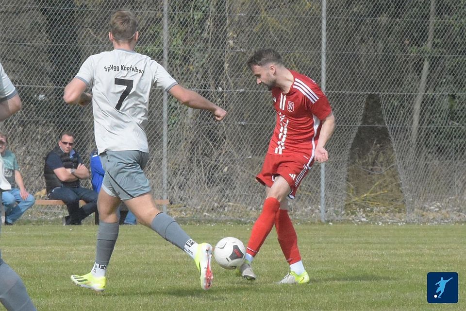 Mehr als eine Vorentscheidung: Der SV Lengfeld (in rot) hat das Topspiel der A-Klasse Kelheim für sich entschieden und damit schon 11 (!) Punkte Vorsprung an der Tabellenspitze.