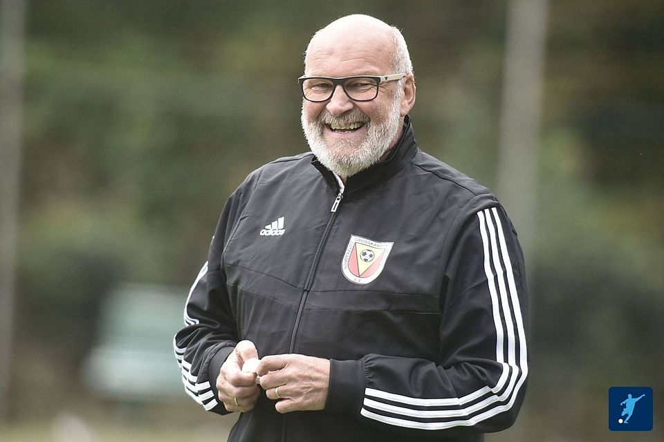 Will am Ende seiner langen Trainerlaufbahn noch mal gut lachen haben - und sich mit der SG Großkampen über den Ligaverbleib und den Pokalsieg freuen: Johann Dunkel.