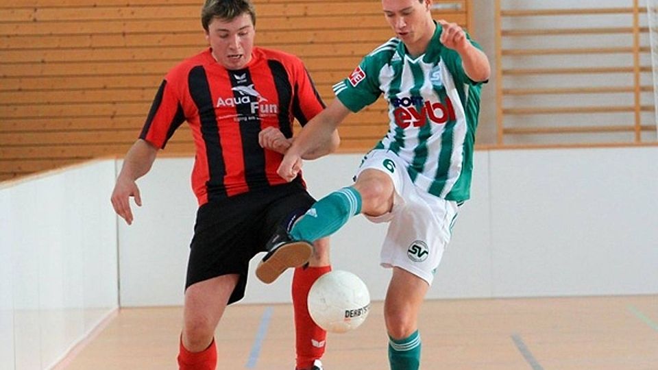Oberpollings Tormaschine Florian Feichtinger (li.) bekam`s im Vorjahr mit dem Schaldinger Andreas Höcker zu tun. F: Hönl