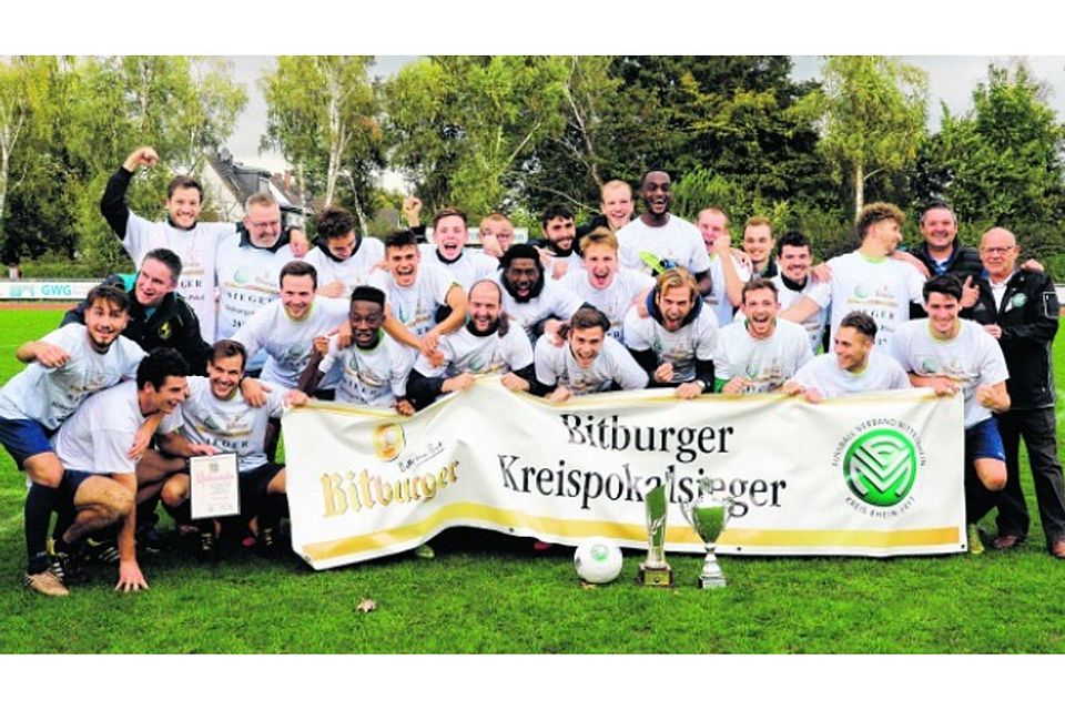 Der Augenblick des Triumphes: Der SC Brühl genießt den Gewinn des Kreispokals. Foto: Bucco