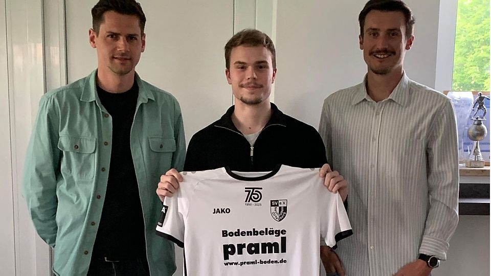 Tim Hirschauer (Mitte) mit den beiden neuen SVN-Coaches Fabian Burmberger (re.) und Kilian Schwarzmüller (li.) 