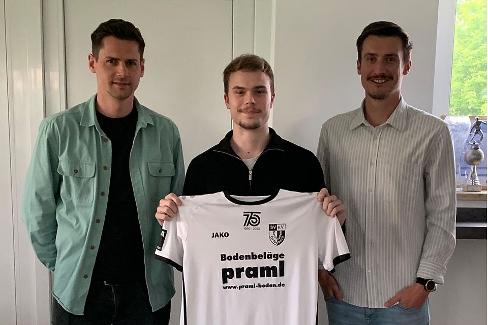 Tim Hirschauer (Mitte) mit den beiden neuen SVN-Coaches Fabian Burmberger (re.) und Kilian Schwarzmüller (li.) 
