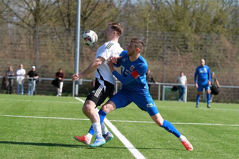 Roman Reikat (li., TSV Kronshagen), verabschiedet sich mit einem Tor aus Kronshagen 