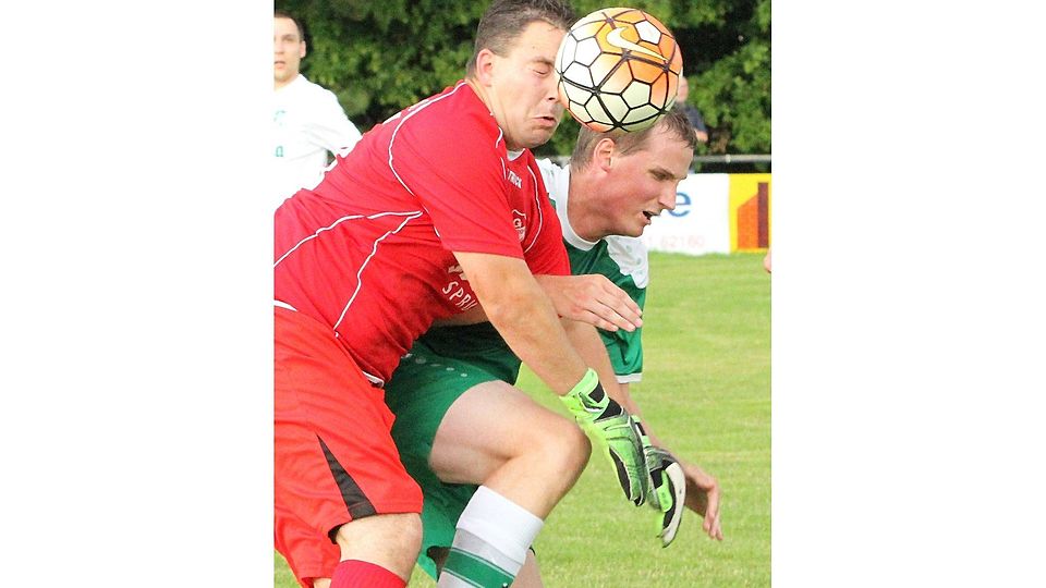 Nils Herchenröder (rechts) schonte weder sich noch den gegnerischen Keeper.