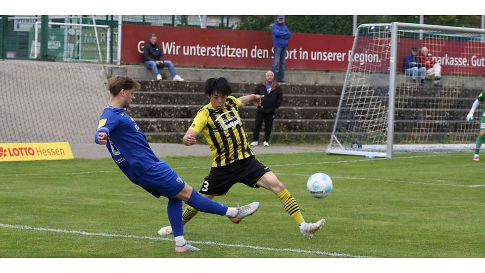 Der zuletzt gesperrte Jonas Pfalz (l.) steht am Samstag beim Hessenliga-Derby in Gießen wieder im Aufgebot des VfB Marburg. (Archivbild) © Jens Schmidt