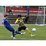 Der zuletzt gesperrte Jonas Pfalz (l.) steht am Samstag beim Hessenliga-Derby in Gießen wieder im Aufgebot des VfB Marburg. (Archivbild) © Jens Schmidt