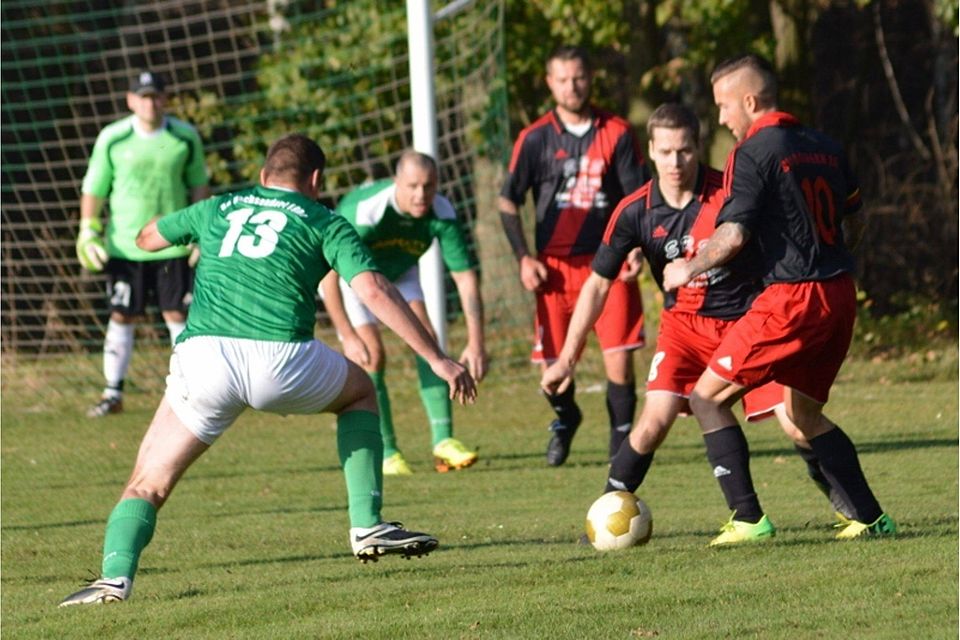 Gleich vier Kicker des SV Döbbern (in rot-schwarz) haben es am 13. Spieltag in die FuPa-Elf der Woche geschafft. F: Starick