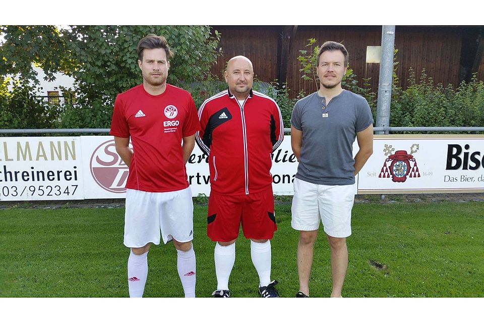 Co-Trainer Manuel Kainzbauer (l.) und der stellvertretende Abteilungsleiter Sebastian Schätz (r.) mit Manuel Lublow, den neuen Trainer des SV Donaustauf II.