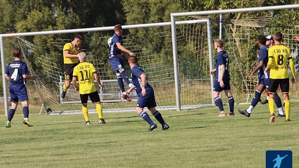 Oberheldrungens Kapitän Sebastian Held nickt zum Führungstreffer ein.