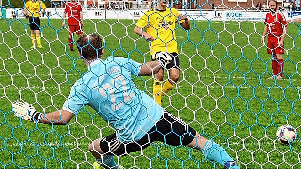 Holtsees Jan-Kristoffer Bock (Mitte) gleicht kurz nach der Felder Führung per Strafstoß zum 1:1 aus. Foto: Pil