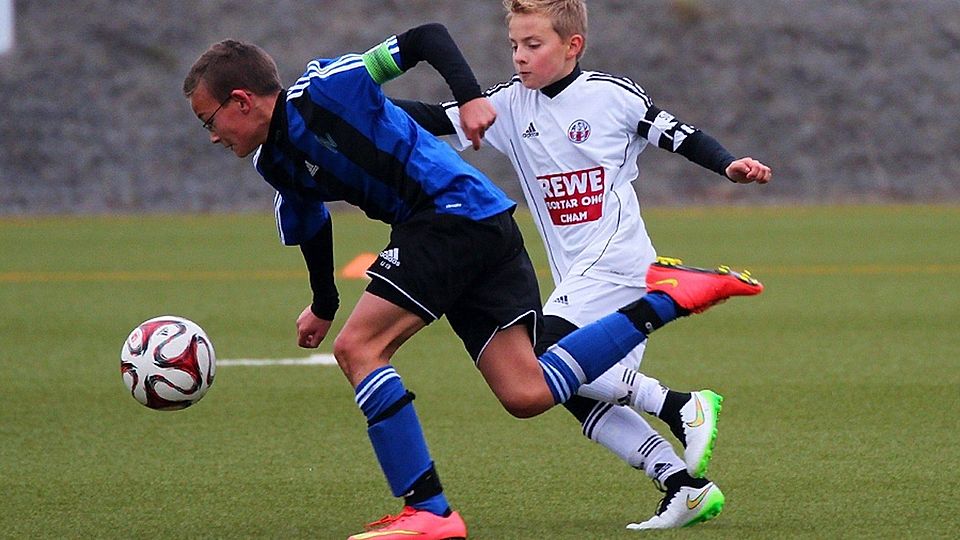 Die Weidener U13 (in Blau) überzeugte im Testspiel in Ettmannsdorf. F: Karl