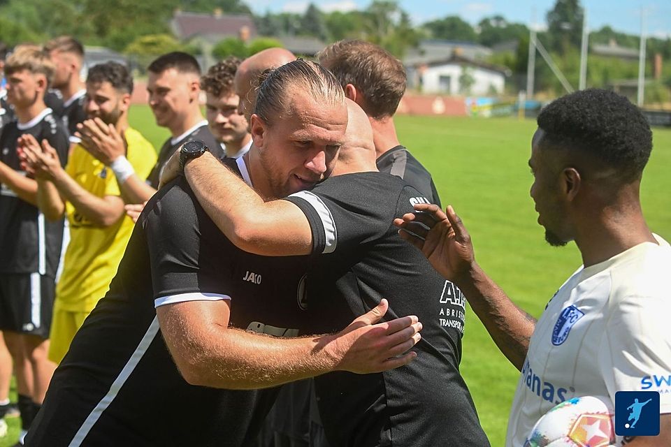 Im vergangenen Sommer wurde Branden Stelmak (l.) verabschiedet, nun ist er zurück beim SV Dessau 05. Im vergangenen Sommer wurde Branden Stelmak (l.) verabschiedet, nun ist er zurück beim SV Dessau 05.