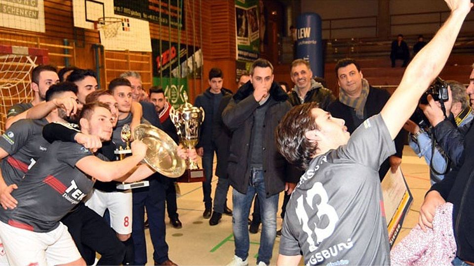 Selfie mit Meisterpokal und -teller: Patrick Wurm hält den Erfolg von Türkspor Augsburg bei der schwäbischen Futsalmeisterschaft im Bild fest.   F.: Walter Brugger