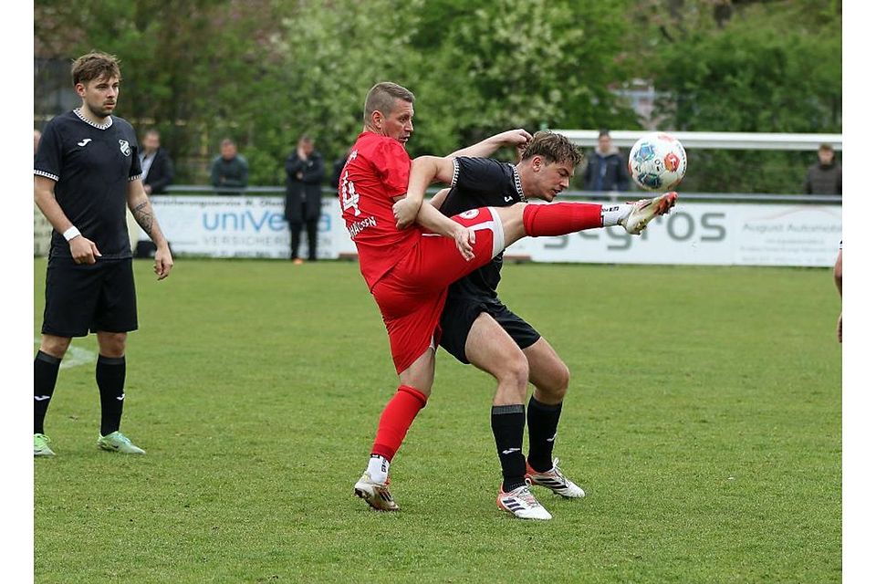 Voller Körpereinsatz: Im Kampf um den Ball schenken sich Steven Junkert (TuS Neuhausen, rotes Trikot) und Nico Wendling nichts. Links beobachtet Nico Scherer die Szenerie. Foto: Dirigo/pakalski-press Voller Körpereinsatz: Im Kampf um den Ball schenken sich Steven Junkert (TuS Neuhausen, rotes Trikot) und Nico Wendling nichts. Links beobachtet Nico Scherer die Szenerie. Foto: Dirigo/pakalski-press