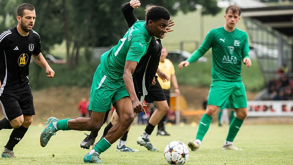 Der FC Weiden-Ost II (in Grün) kämpft am Freitag um das letzte Kreisliga-Ticket im Spielkreis Amberg/Weiden.
