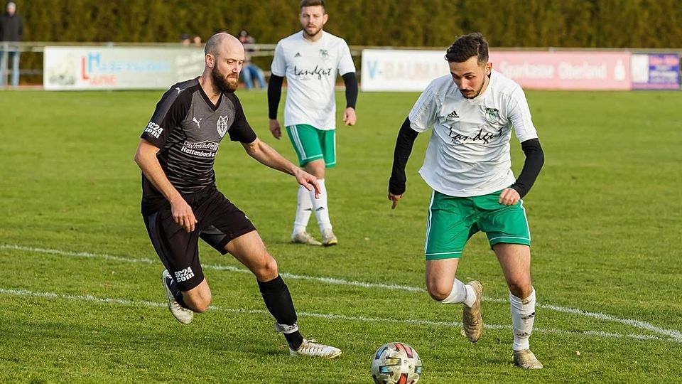 Fußball Saison 2021/22 Kreisliga TSV Altenstadt (in Weiß gegen TSV Bernbeuren am 7. November 2021