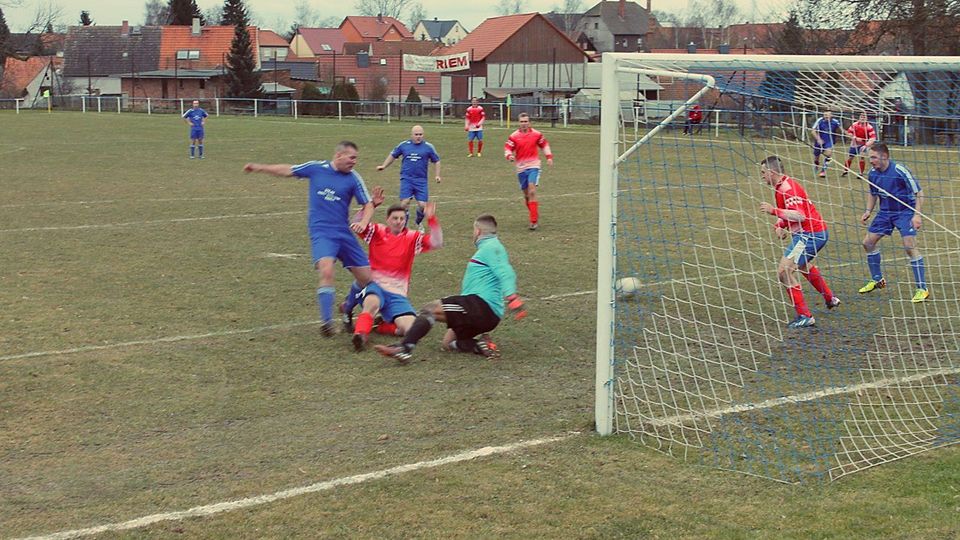 In dieser Szene verpasst Jakob Ewald eine Hereingabe, im ersten Durchgang traf er per Kopf zum 1:0.