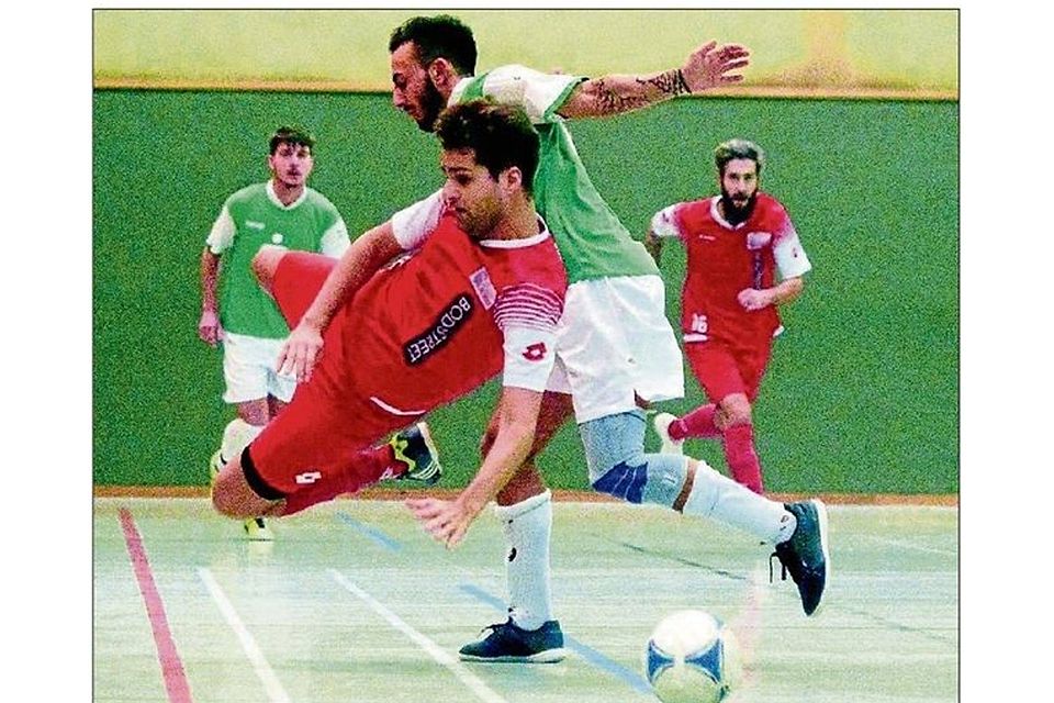 Auch beim Futsal gibt es harte Zweikämpfe. Das musste Rafael Plaisant (links) vom BSC feststellen. FOTO: HENRY