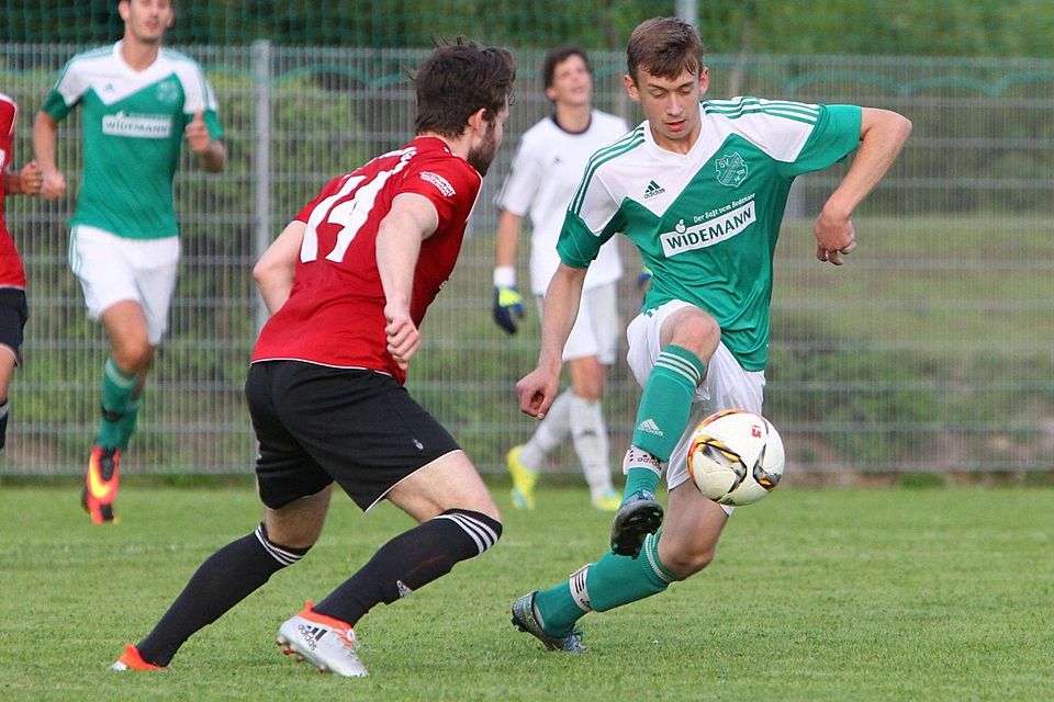 Lucas Bartknecht (re./SV Bermatingen) behauptet den Ball im Zweikampf mit Jakob Abdulahad vom FC Überlingen II. Foto: Felix Stoeldt
