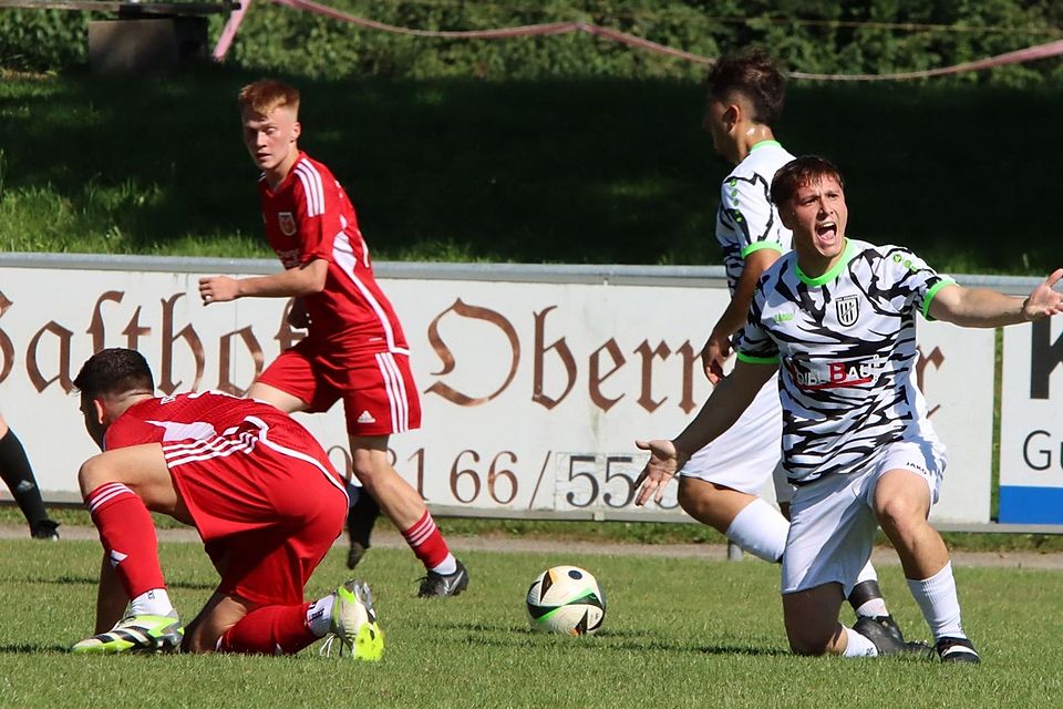 Es ist zum Schreien: Die Echinger Fußballer um Thomas Asvestas (r.) haben im ersten Spiel nach dem Rücktritt von Trainer Maximilian Zgud-Schoeppner den erhofften Befreiungsschlag verpasst.