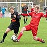 Doppeltorschütze Aaron Stimpfle (links) setzte sich mit dem FC Maihingen mit 3:0 gegen den TSV Oettingen und Lukas Wunderle durch.