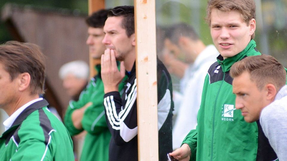 Peter Kämpf (Mitte) bleibt Trainer beim Kreisligisten FC Weiden-Ost.F: Nachtigall