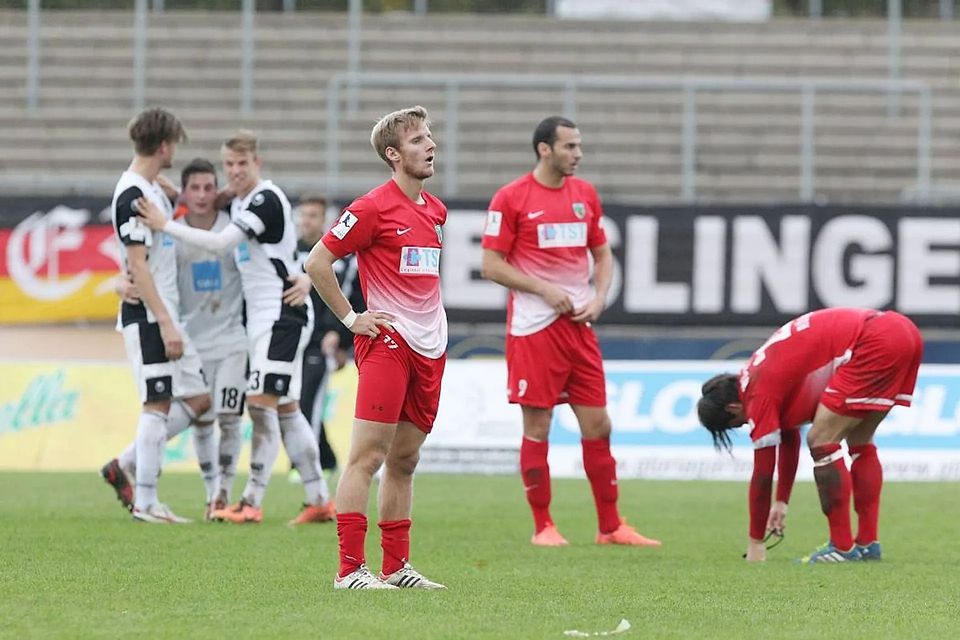 Pure Enttäuschung! In der Saison 2013/2014 erreicht Wormatia Worms, mit Benjamin Himmel (vorne), nur einen enttäuschenden 16.Tabellenplatz in der Regionalliga Südwest. 