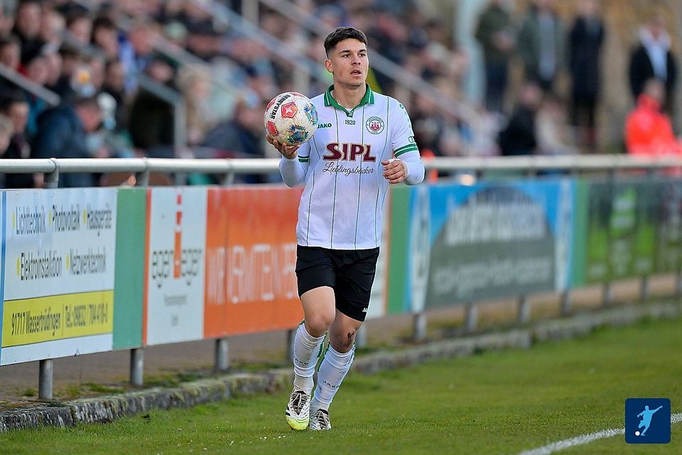 Eichstätts Lorenz Rachinger ließ richtig einen vom Stapel und traf volley aus rund 30 Metern in den Winkel.