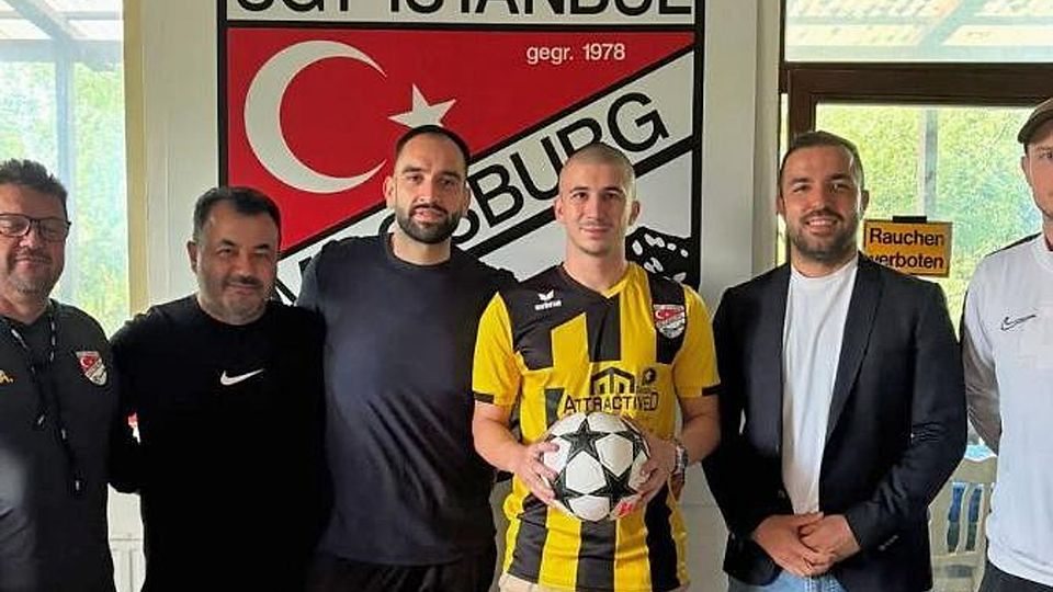 Vereinsvertreter von SGT Istanbul Moosburg präsentieren Neuzugang Mahir Imamovic
