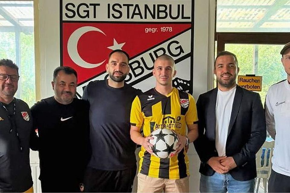 Vereinsvertreter von SGT Istanbul Moosburg präsentieren Neuzugang Mahir Imamovic