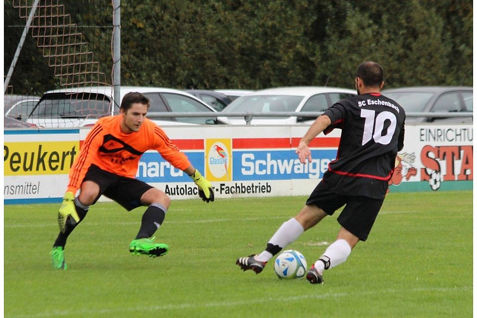 Der SC Eschenbach II holt sich ein 5:0 gegen den TSV Neunkirchen. Im Bild Torjäger Adem Tokuc, der in dieser Partie insgesamt 4 Tore schießen konnte. F: Schraml