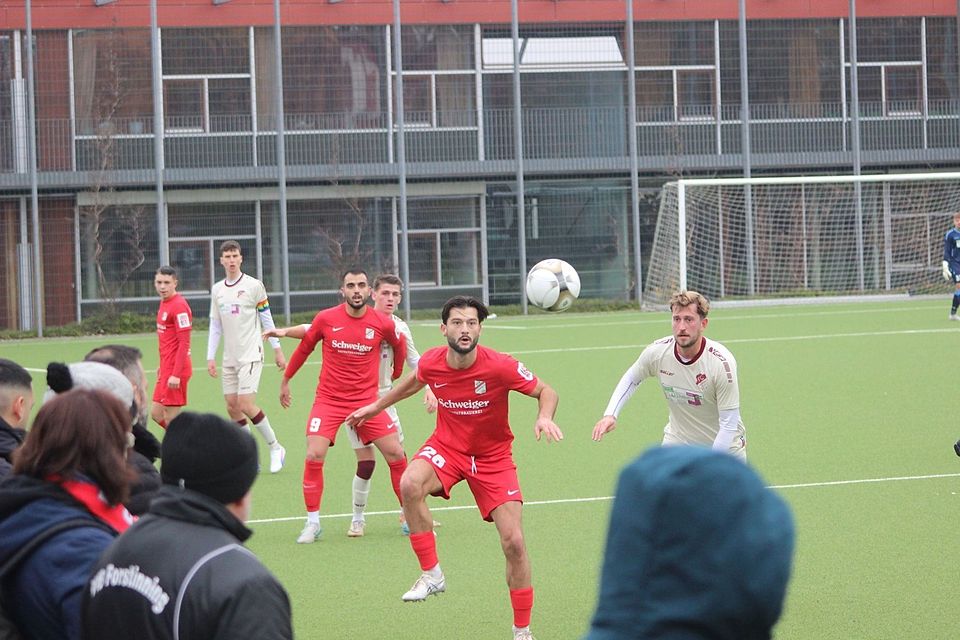 Der VfB Forstinning (rot) unterlag im Abstiegskampf dem FC Schwabing (weiß).