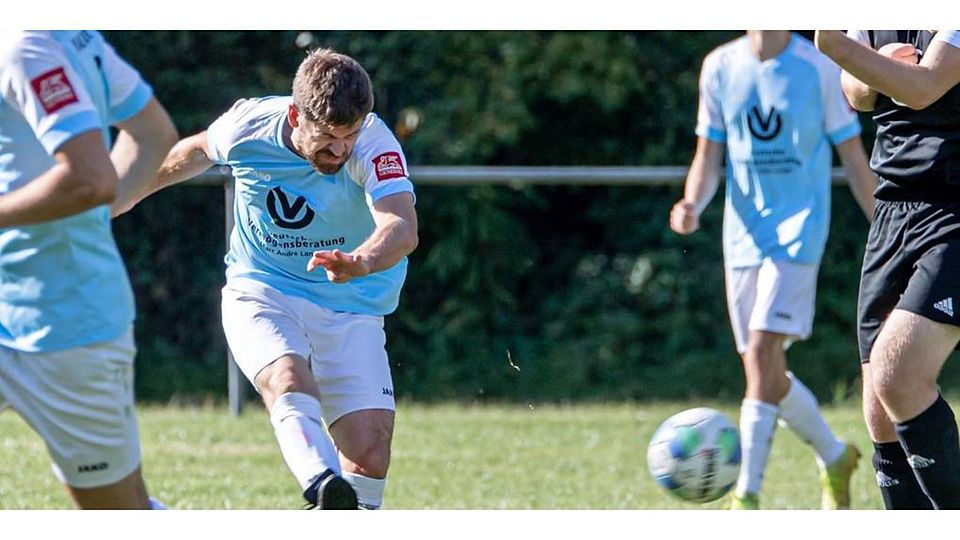 Da kann man schon mal ein bisschen verknautscht dreinschauen: Björn Heimerl (M.) von der SG Altenkirchen/Bonbaden/Neukirchen ist verantwortlich für ein Kuriosum in der A-Liga Wetzlar. Denn gegen die SG Waldsolms II, ausgerechnet das Team seines Bruders Swen, traf er zweimal ins Tor, einmal davon allerdings ins falsche. (Foto: Jenniver Röczey)