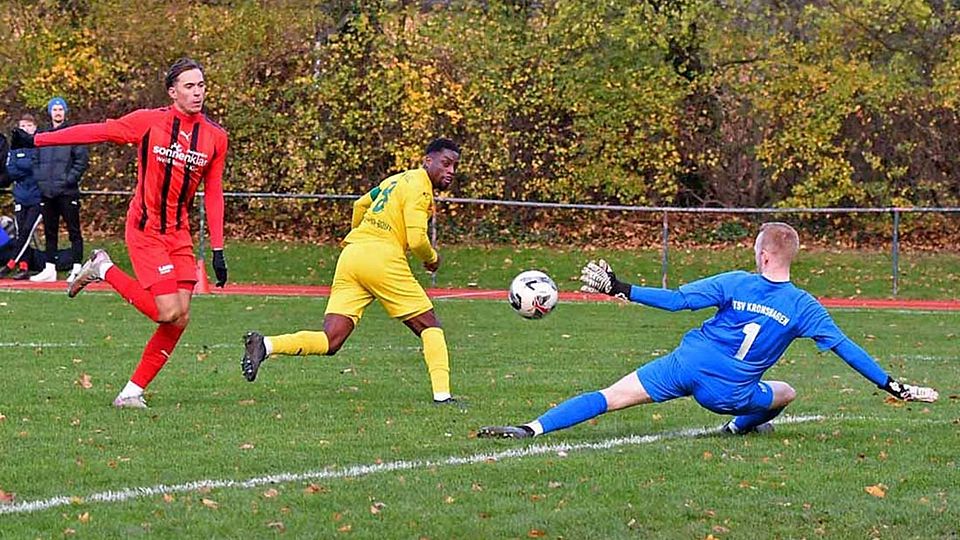 Teyi Lawson-Body (SVE Comet Kiel) scheitert an Keeper Alexander Bock (TSV Kronshagen).