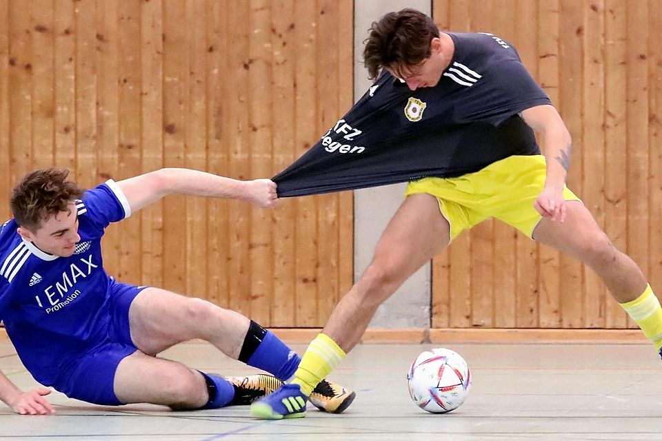 Alles Ziehen und Zerren half nichts: Der TSV Gernlinden )in Blau) wurde punktlos Letzter.