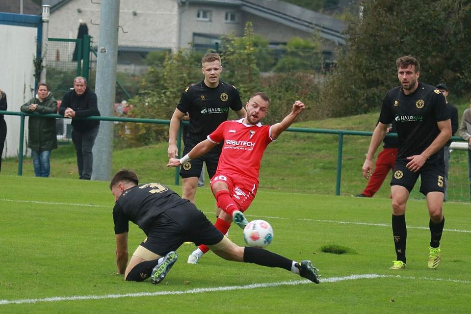 Szene aus dem Hinspiel: Marc Kleefisch ist umringt von Kölner Fortunen. Szene aus dem Hinspiel: Marc Kleefisch ist umringt von Kölner Fortunen.
