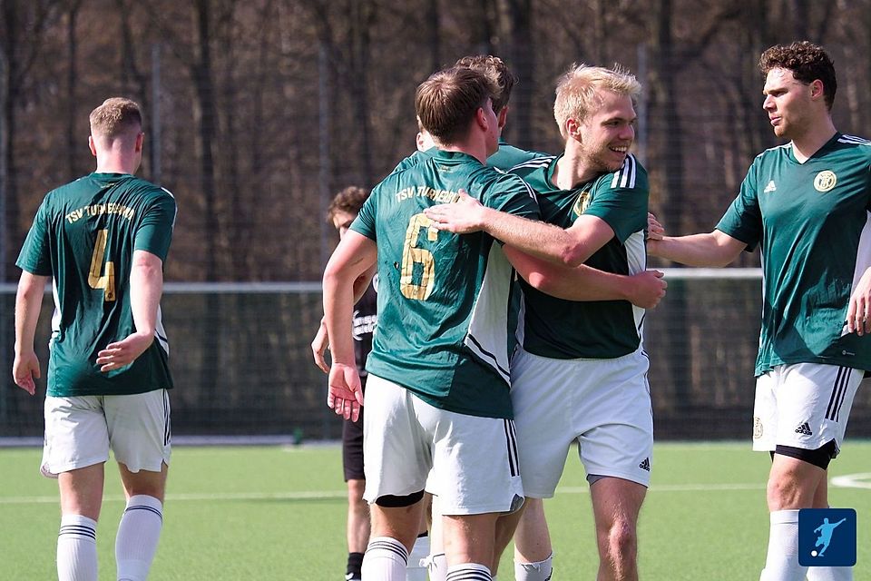 Freistossschütze Dominik Höfner freut sich mit Andreas Lehmann über die Führung.