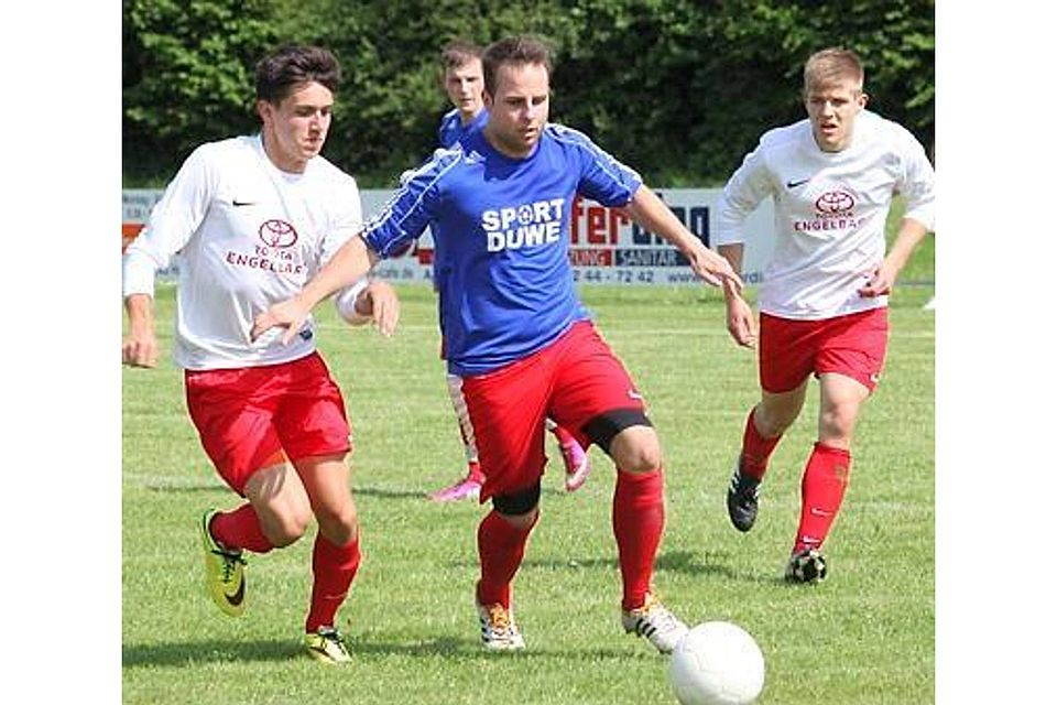 Machten es spannend: Die Fußballer des VfL Stenum II (blaues Trikot) und SC Dünsen trennten sich 1:1. Michael Hiller