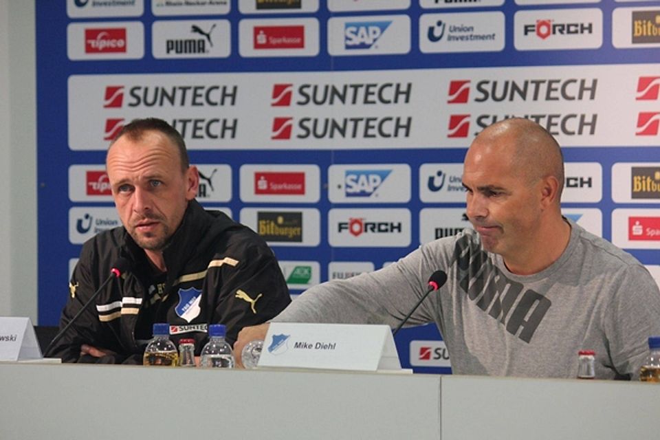1899-Trainer Holger Stanislawski mit Stadionsprecher Mike Diehl, der nach dem Abgang von Pressesprecher Sieger, die Pressekonferenz leitete. Foto: cwa