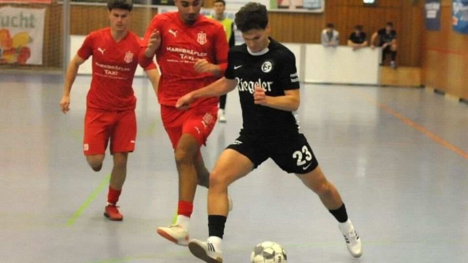 Der Teninger Michael Hoelle wird im Finale des Dreikönigsturniers von Yacine Daoudi (Freiburger FC) bedrängt. 