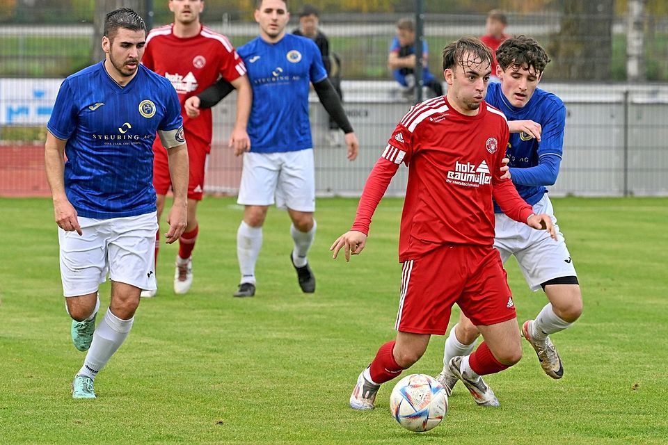 Fabio Gottwald (am Ball) erzielte in der 89. Minute den Siegtreffer für den SV Mering gegen den FC Oberstdorf.