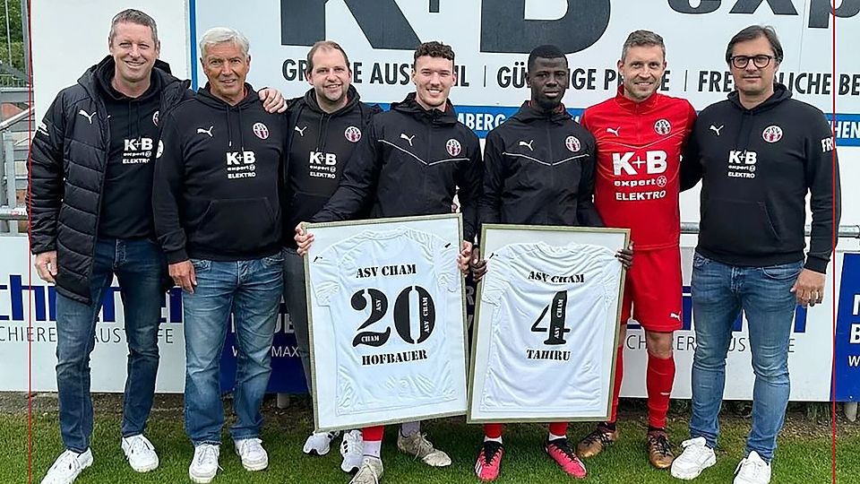 Tim Haberl (3.v.l.), Jona Hofbauer (Mitte) und Namir Tahir (3.v.r.) gehen beim ASV Cham von Bord.