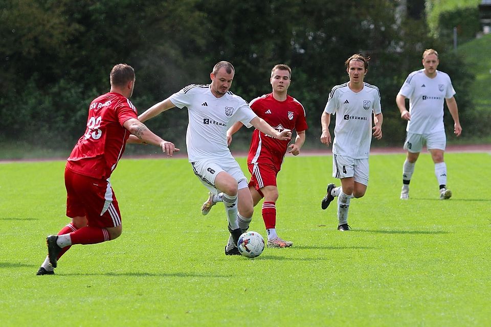Entschlossener in den Zweikämpfen agierten die Waldramer um Yannik Kutz nach dem Seitenwechsel und gewannen in Burggen mit 3:1.