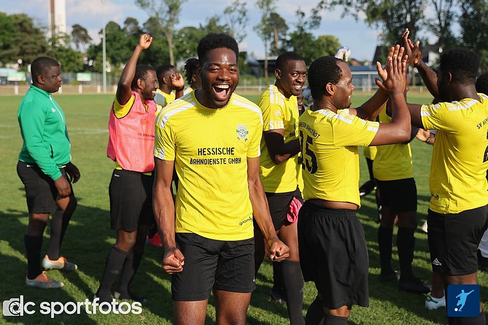 Der SV Kamerun feiert Sieg gegen Wixhausen