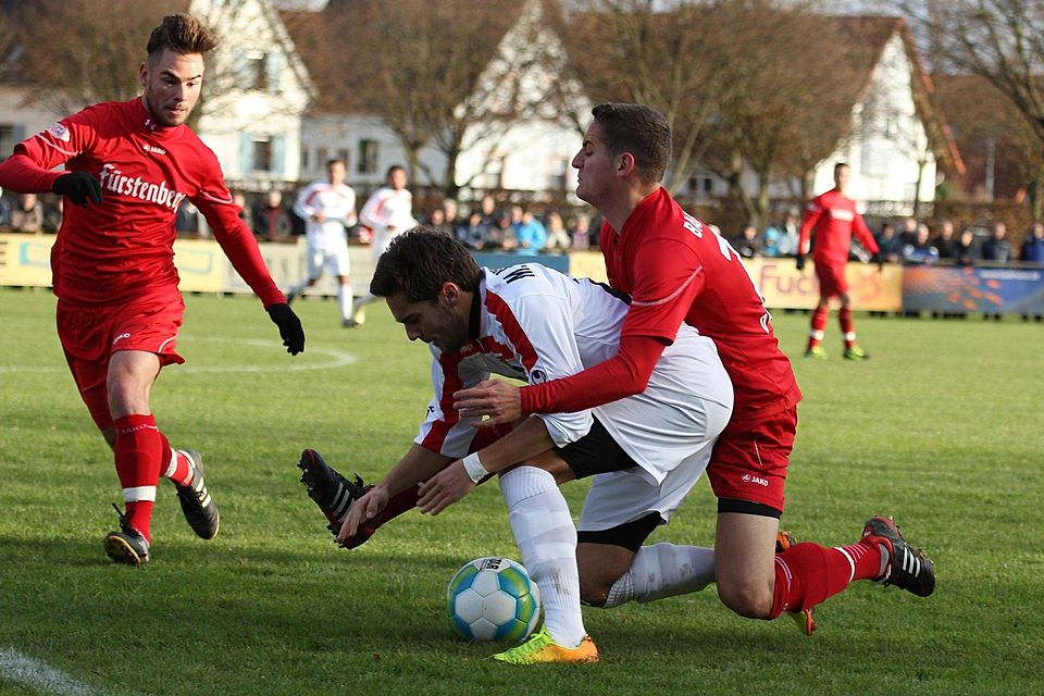 Letztes Jahr gewann Bahlingen (rot) sein Heimspiel gegen Balingen mit 2:1. | Archivfoto: Daniel Fleig