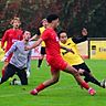 Rüsselsheims Miguel Cruz Dos Santos (vorne) trifft zum zwischenzeitlichen 1:1, Quac Hung Ngo vom SV 07 Geinsheim kommt zu spät, Keeper Dennis Kiesel bleibt nur das Nachsehen.	Foto: Uwe Krämer