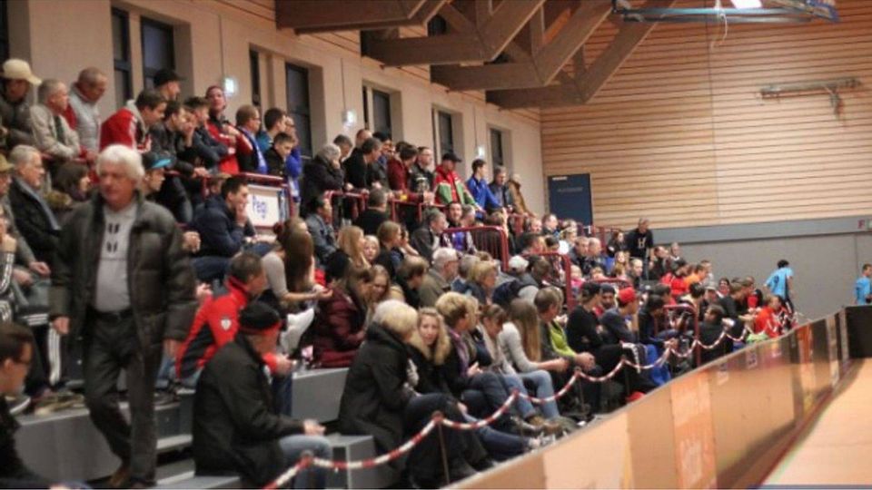 F: Toni Heist. Der Bandenkick beim 21. Bad Emstal Cup wird wohl wieder ein Publikumsmagnet werden. Das Teilnehmerfeld macht Lust auf Hallenfußballl.