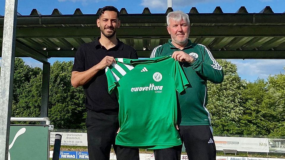 Ediz Medineli (links) wird beim SV Fortuna Regensburg von Sportdirektor Helmut Zeiml in Empfang genommen.