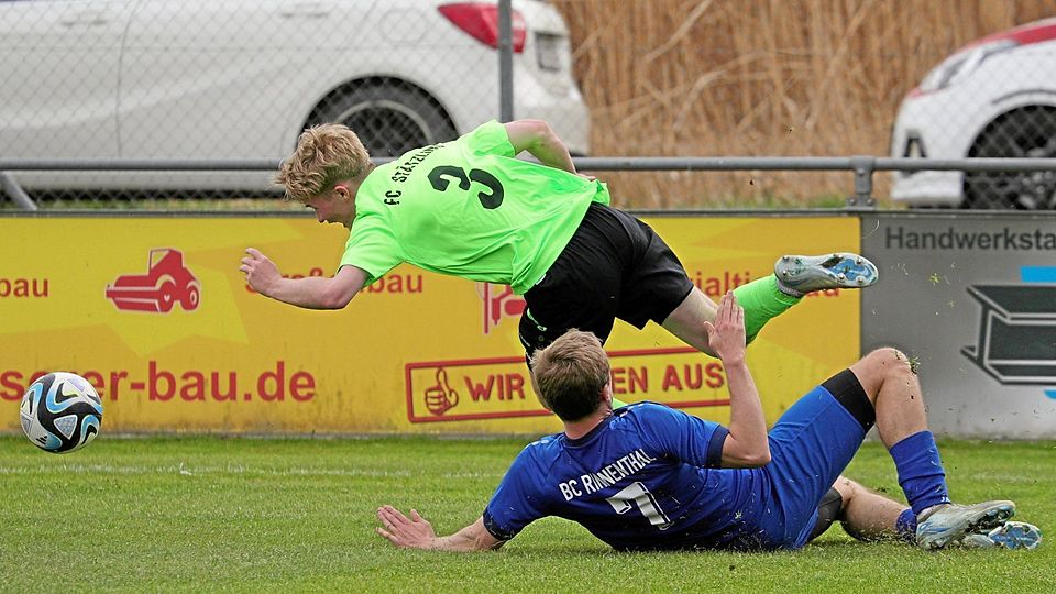 Tobias Friedl (rechts) hatte mit dem BC Rinnenthal das Nachsehen. Maximilian Pletschacher (3) war mit dem FC Stätzling einfach den Tick schneller.